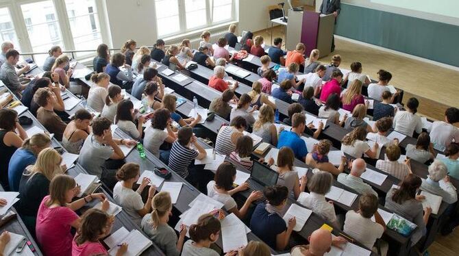 Hörsaal der Uni Heidelberg: Die Zahl der Studienanfänger an deutschen Hochschulen hat einen neuen Rekord erreicht. Foto: Uwe Ans