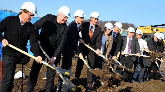 Zehnfacher Spatenstich für die Sporthalle mit Ortsvorstehern, Bürgermeister, Schulleiterin und Architekten.