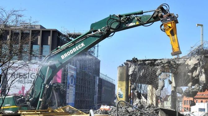 Steg weg, Treppe weg, Rampe weg: Wenn der Hansbrunnen verlegt ist, wird auch der Betonhügel abgetragen.