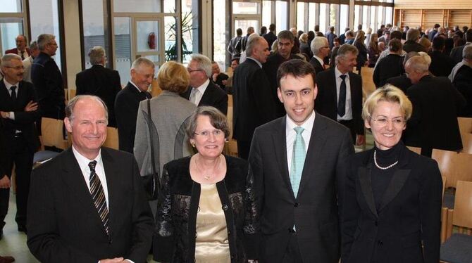 Herbert Seeber (von links) und seine Nachfolgerin Sigrid Brucker-Maschke wurden von Minister Dr. Nils Schmid und Oberfinanzpräsi