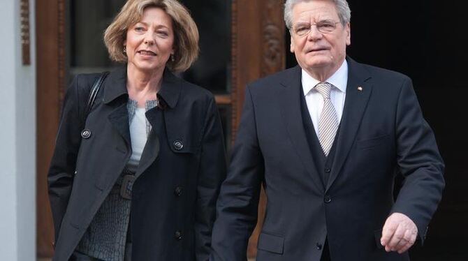 Joachim Gauck verlässt am Morgen mit seiner Lebensgefährtin sein Wohnhaus in Berlin. Foto: Sebastian Kahnert