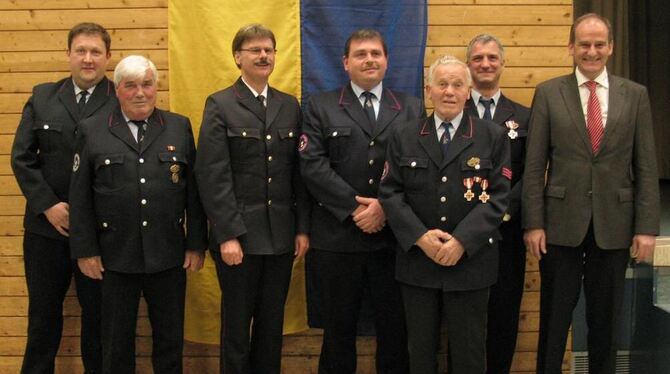 Ehrungen bei Sonnenbühls Feuerwehr mit Hauptkommandant Marc Schneider, Obmann der Altersabteilung Helmut Eissler, Kreisbrandmeis