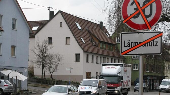 Runter vom Gaspedal heißt es künftig auf der Ortsdurchfahrt.  GEA-FOTO: BARAL