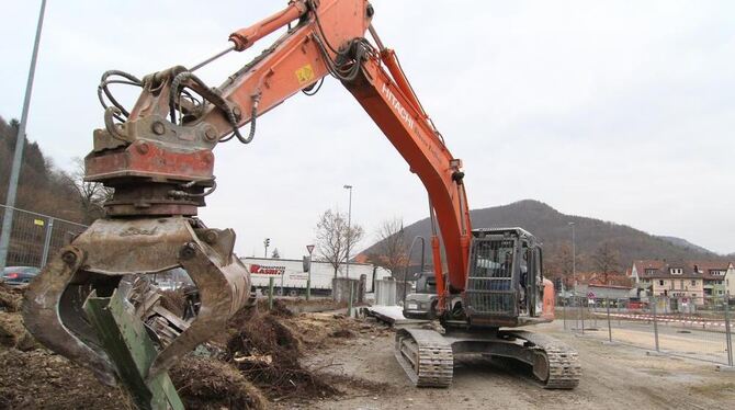 Der Bagger einer Gomadinger Firma hat gestern die Lärmschutzwand zwischen dem Seilerweg-Areal und der B 465 weggebissen. Bis zum