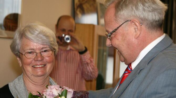 Blumen und viele freundliche Worte zum Abschied: Irma Haug - im Bild mit Ortsvorsteher Heinz Hammermeister - kümmerte sich viele