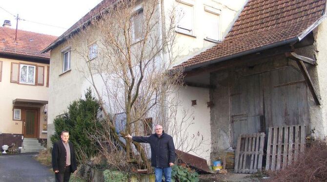 Der Glemser Ortsvorsteher Andreas Seiz und der Metzinger Bauamtsleiter Konrad Berger vor dem Haus Nummer 18, das abgerissen wird