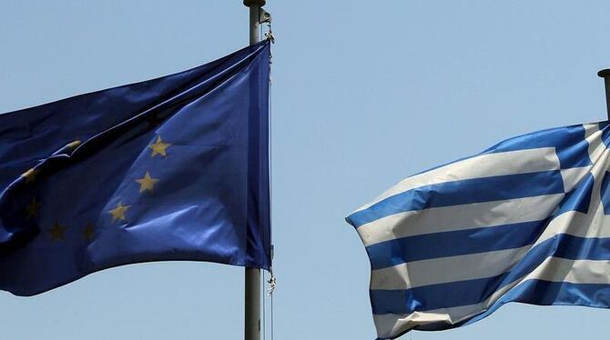 Die Fahnen der EU und Griechenlands (r) flattern vor der Akropolis in Athen im Wind. Foto: Orestis Panagiotou/Archiv