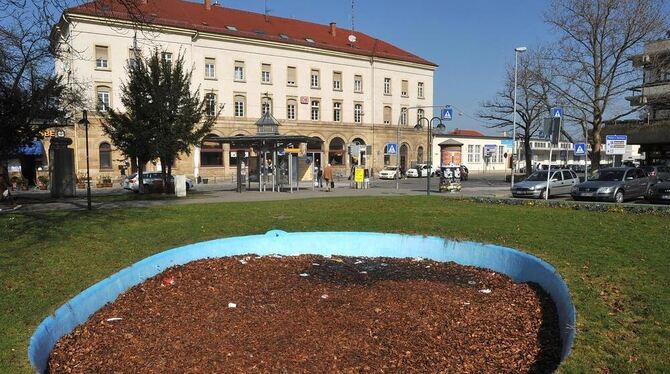 Derzeit mit Laub gefüllt: der Brunnen am Listplatz. Bald soll er wie früher wieder sprudeln.