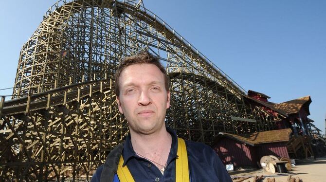 Christian Falk vom Tüv prüft die neue Holzachterbahn »Wodan« im Europapark in Rust auf ihre Sicherheit. FOTO: DPA