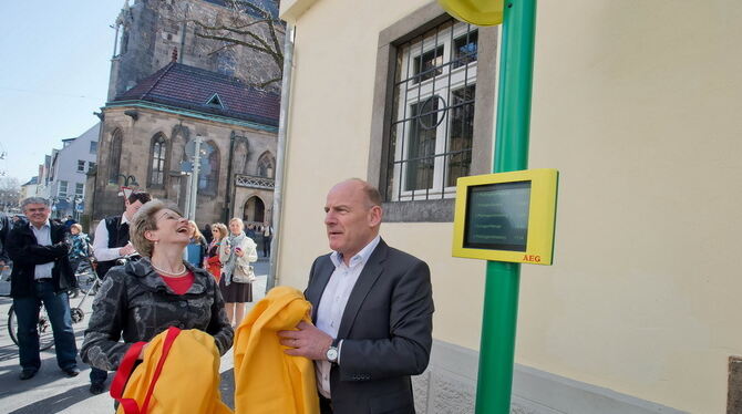 Verkehrsminister Winfried Hermann und Reutlingens Oberbürgermeisterin Barbara Bosch enthüllten die solarbetriebene Haltestellen-