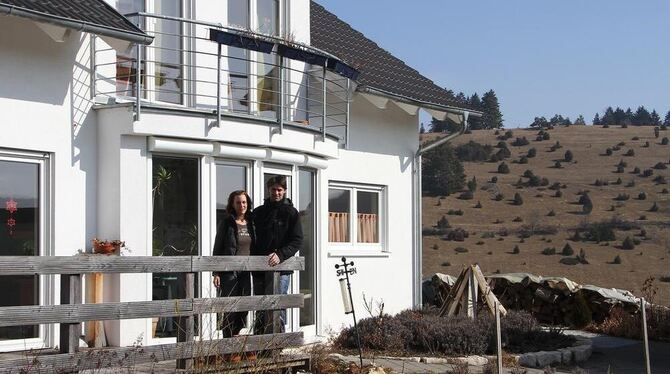 Wohnen mit Blick auf die Wacholderheide: Alexandra und Jochen Claß haben am Gomadinger Sternberg gebaut, obwohl beide in Reutlin