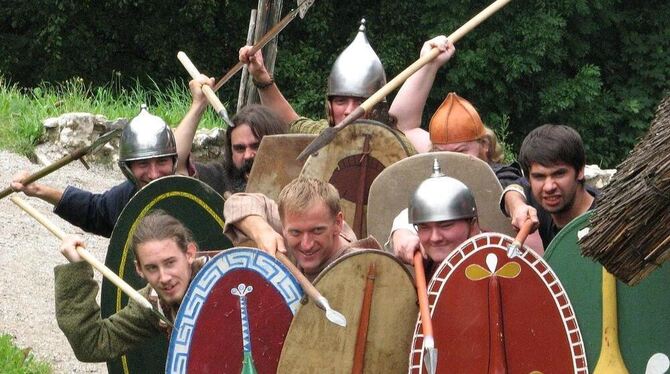 Derbe Gesellen treten beim Keltenfest in Hülben auf.