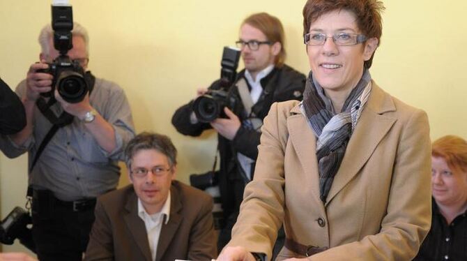 Annegret Kramp-Karrenbauer, Spitzenkandidatin der CDU, bei der Stimmeabgabe. Foto: Boris Roessler