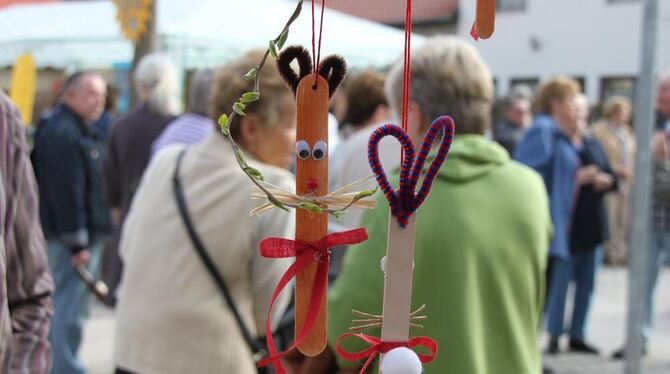 Österliches Kunsthandwerk betrachten und kaufen oder Leute treffen konnte, wer wollte, beim Ostermarkt in Wannweils Ortsmitte. F