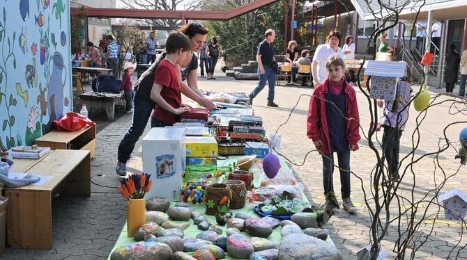 Bunte Stände, Bandmusik und viel Stadtteil-Bewusstsein: Der Bästenhardter Frühling lockte Hunderte Besucher an.  GEA-FOTO: MEYER