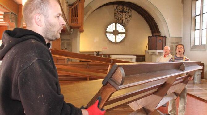 Ausräumen für die Sanierung: Ehrenamtliche schaffen die Bänke aus der Martinskirche. FOTO: LEISTER