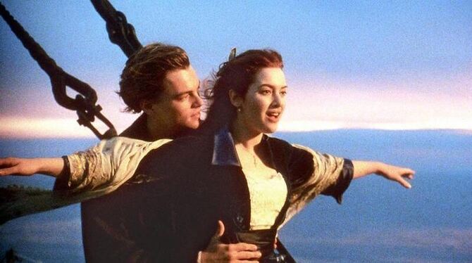 Leonardo DiCaprio als Jack Dawson und Kate Winslet als Rose DeWitt Bukater in einer Szene des Films »Titanic«. Foto: 20th Cen