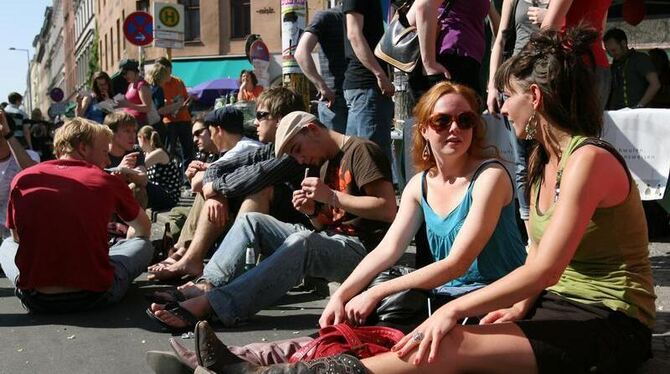 Jugendliche während eines Straßenfestes im Berliner Bezirk Kreuzberg. Foto Steffi Loos/Archiv