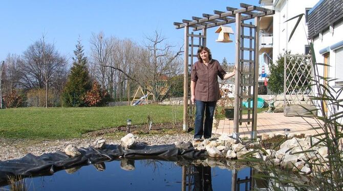 Der Teich im Garten ist noch neu: Hier, in der Achalmstraße, in ihrer »Oase der Ruhe«, fühlt sich Heiderose Groll wohl. GEA-FOTO