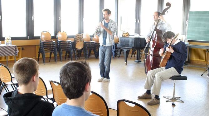 Das David Orlowsky Trio spielt im Musiksaal der Realschule und diskutiert mit Schülern. Foto: Knauer