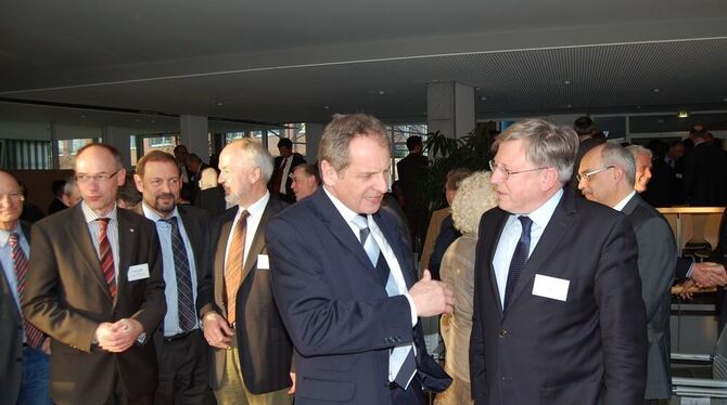 Innenminister Reinhold Gall, Mitte, im Gespräch mit Regierungspräsident Hermann Strampfer, rechts , gestern bei einem Empfang mi