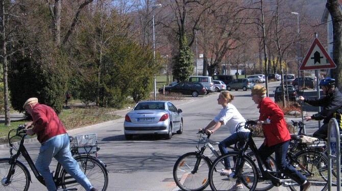 Radweg-Kreuzung mit Schulstraße: Das Überqueren soll dank einer Fahrbahneinengung von acht auf fünf Meter erleichtert werden.