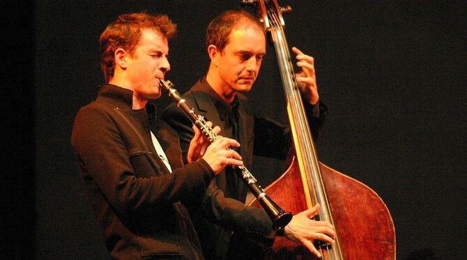 Klarinettist David Orlowsky und Kontrabassist Florian Dohrmann beim Konzert in der Listhalle. GEA-Foto: Knauer