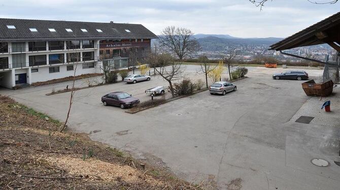 Der Trakt zwischen altem Hotel (links) und Schafstall (rechts) ist gefallen. Künftig soll die Kaltluft freier Richtung Tal fließ