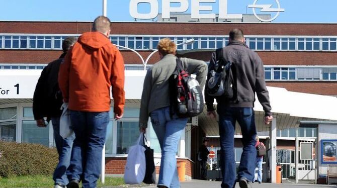 Mitarbeiter gehen zum Schichtwechsel durch den Personaleingang zum Opel Werk in Bochum. Foto: Caroline Seidel/Archiv