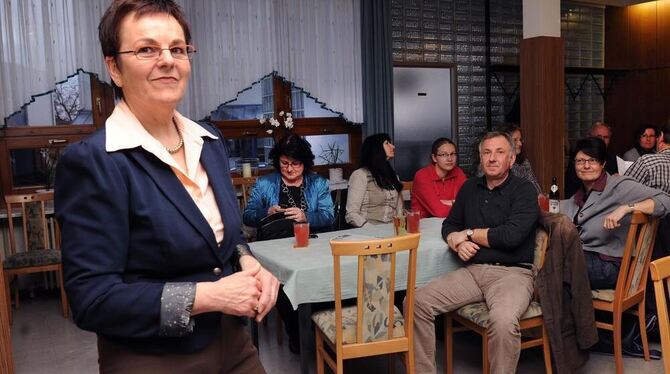 Die Rechtsanwältin und grüne Gomaringer Gemeinderätin Petra Rupp-Wiese präsentiert sich im Nebenzimmer des Gasthauses Bahnhof da