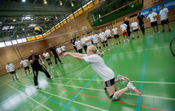 Mit vollem Einsatz waren die Abiturienten beim Training mit den Volleyball-Profis dabei: Keine Übung - auch wenn man dafür auf d