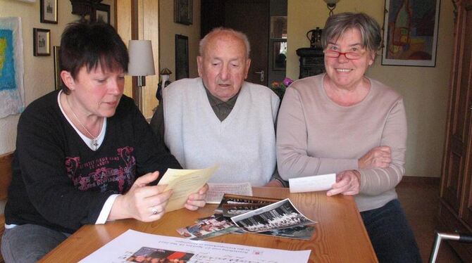 Heike Feuchter, links, Vorsitzende des Chors Voice Querbeet, und Renate Mack, bisherige Chefin des Liederkranz-Hauptvereins, sch