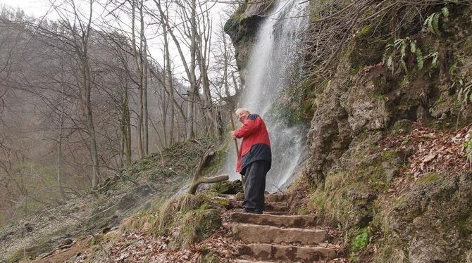 Weg mit Laub und Dreck, damit Wanderer sicheren Tritt finden.