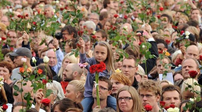 Tausende Norweger zeigten im vergangenen Sommer in Oslo ihre Anteilnahme mit den Opfern des Attentäters Breivik. Foto: Jörg C