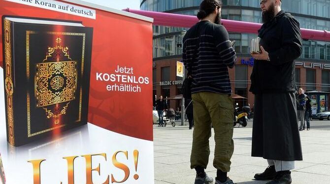 Salafisten verteilen kostenlose Koran-Exemplare. Foto: Britta Pedersen