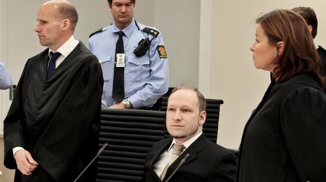 Massenmörder Anders Behring Breivik (M) flankiert von seinen Verteidigern Geir Lippestad (l) und Vibeke Hein Baera. Foto: Hei