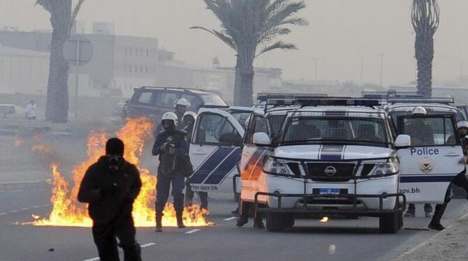 Die Proteste in Bahrain gehen weiter: Polizisten und Demonstranten in der Ortschaft Salmabad. Foto: Mazen Mahdi