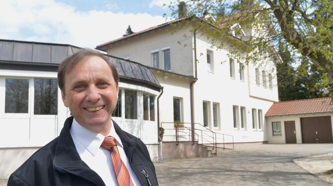 Gemeinschaftsprediger Hermann Baur vor der »Silberburg« - dem Zentrum der neuen Kirchengemeinde.