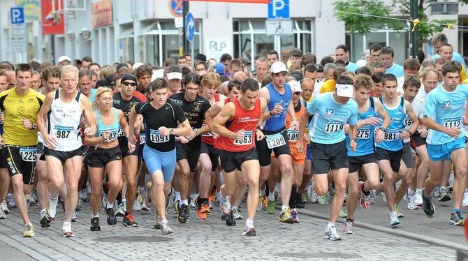 Auf die Plätze, fertig, los: Am 30. Juni startet der Reutlinger Altstadtlauf zum 20. Mal. ARCHIV-FOTO: NIETHAMMER