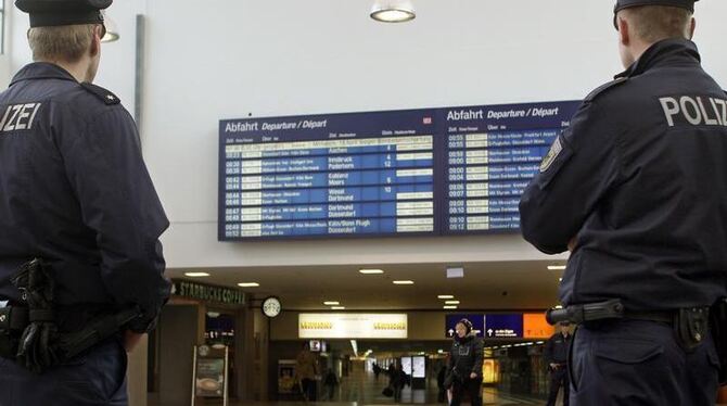 Polizisten evakuieren den Duisburger Hauptbahnhof. Foto: Roland Weihrauch