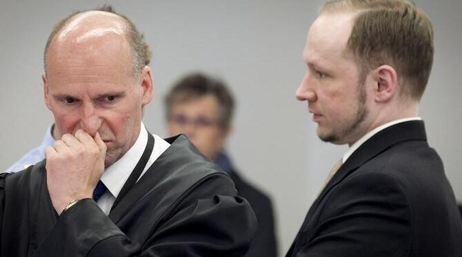 Wie bereitete der Massenmörder seine Anschläge vor?: Anders Behring Breivik (r.) mit einem seiner Verteidiger Geir Lippestad.