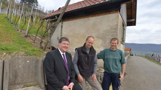 Aus dem alten Wengerterhäuschen soll ein Schmuckstück werden: Oberbürgermeister Dr. Ulrich Fiedler und die Brüder Martin und Win