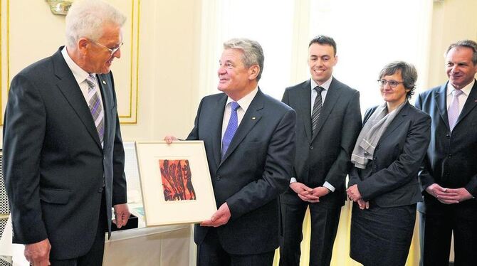 Ministerpräsident Winfried Kretschmann (links) schenkt Bundespräsident Joachim Gauck (Zweiter von links) einen Holzschnitt des R