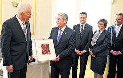 Ministerpräsident Winfried Kretschmann (links) schenkt Bundespräsident Joachim Gauck (Zweiter von links) einen Holzschnitt des R