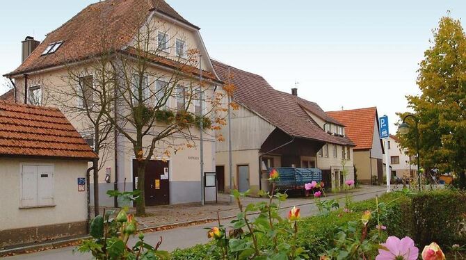 An die Stelle des mit Plakaten beklebten Garagentors an Reichenecks Rathaus (hier eine Aufnahme von 2005 - noch ohne Dorfplatz u