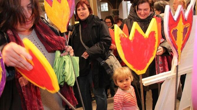 In der Gönninger Kirche bewunderten die vielen Besucher zum Auftakt der Tulpenblüte die 200 Holz-Tulpen, die von Roßberg-Schüler