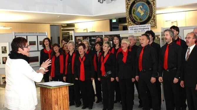 Die Ausstellung eröffnete der Chor Ffortissimo des Vereins.