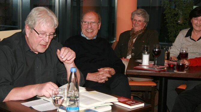 Autor Bernd Merkle (links) begeisterte die Zuhörer im Café am Kreisel. FOTO: GABRIELE LEIPPERT