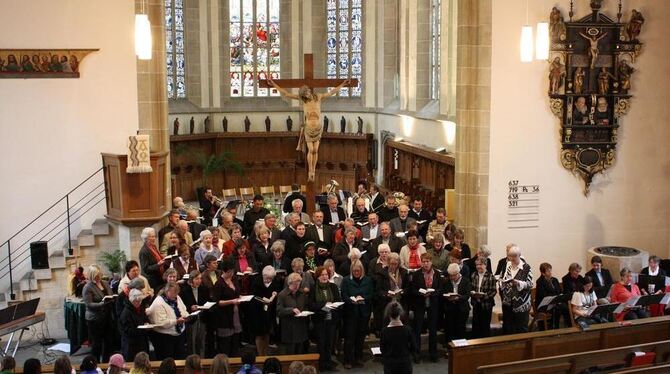 Das Gemeindelied gemeinsam mit den Chören gehörte zum Programm des Konzertes in der Pfullinger Martinskirche.  FOTO: CBS