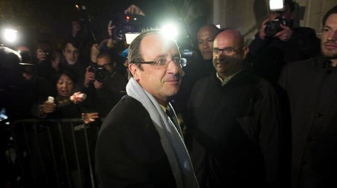 Der knappe Sieg von Francois Hollande, hier am Wahlabend in Paris, setzt Amtsinhaber Sarkozy unter Druck. Foto: Yoan Valat